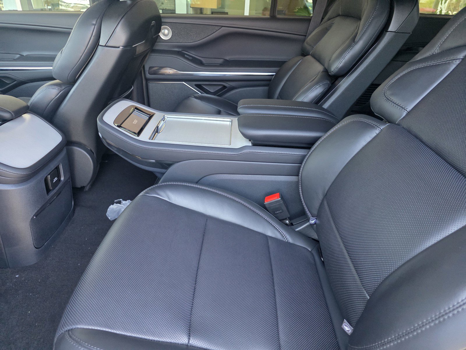 New 2027 Lincoln Navigator Reserve w/ Jet Appearance Package AWD/4WD image 9