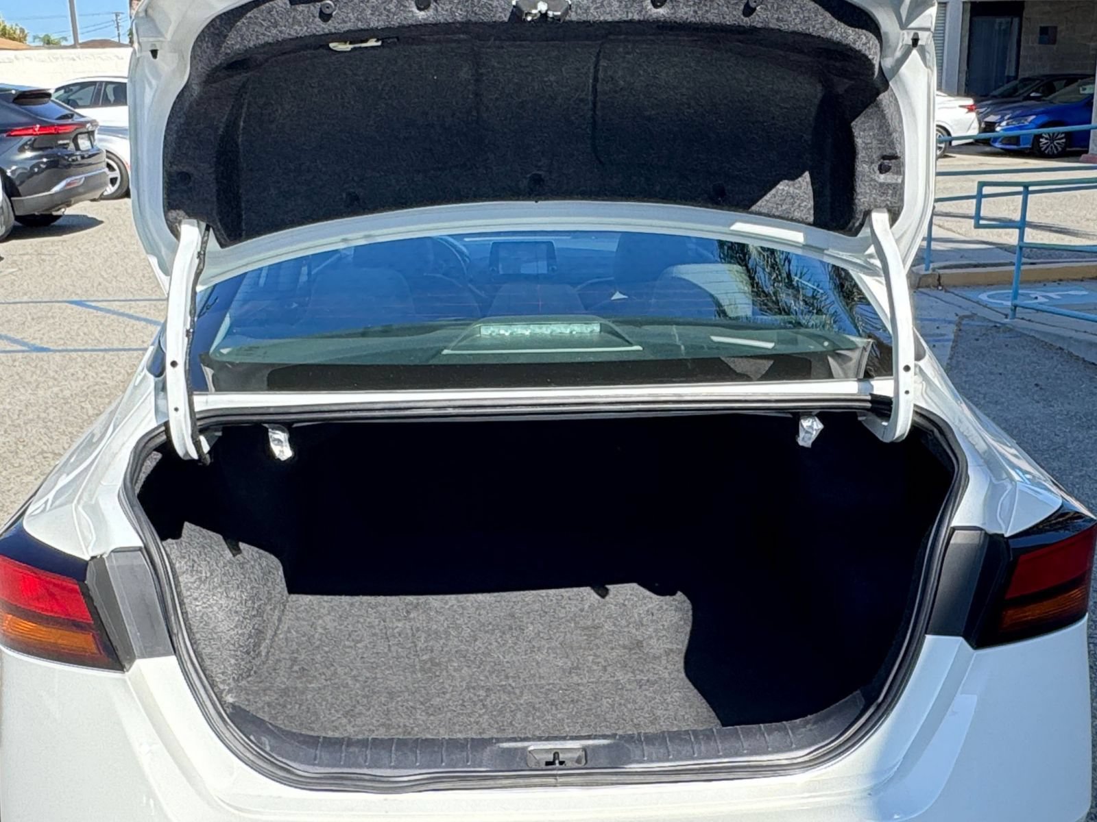 Used 2025 Nissan Altima 2.5 SV FWD image 32