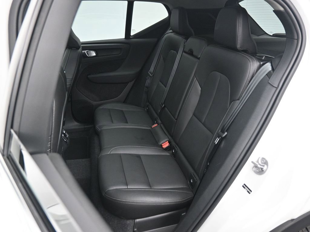 Used 2025 Volvo XC40 B5 Plus image 22