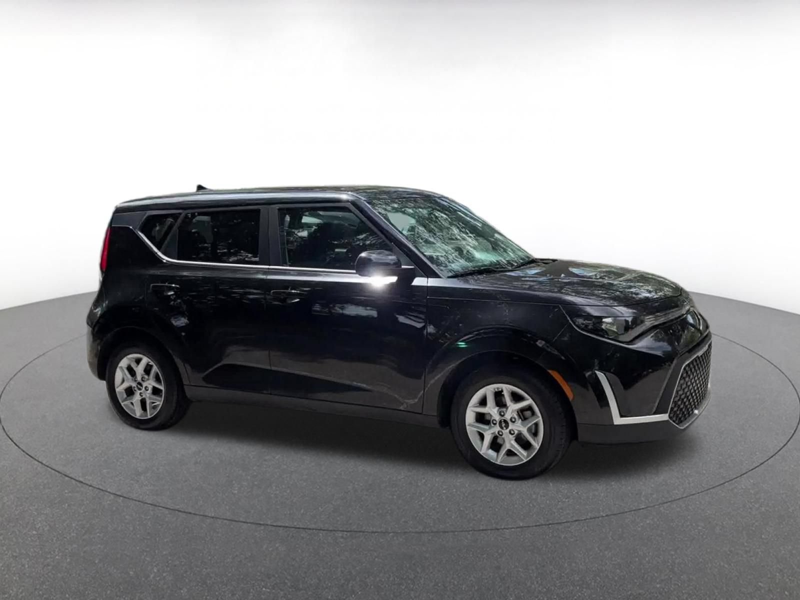 Used 2025 Kia Soul LX w/ LX Technology Package FWD image 2