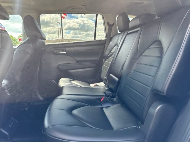 Used 2024 Toyota Highlander LE AWD/4WD image 16