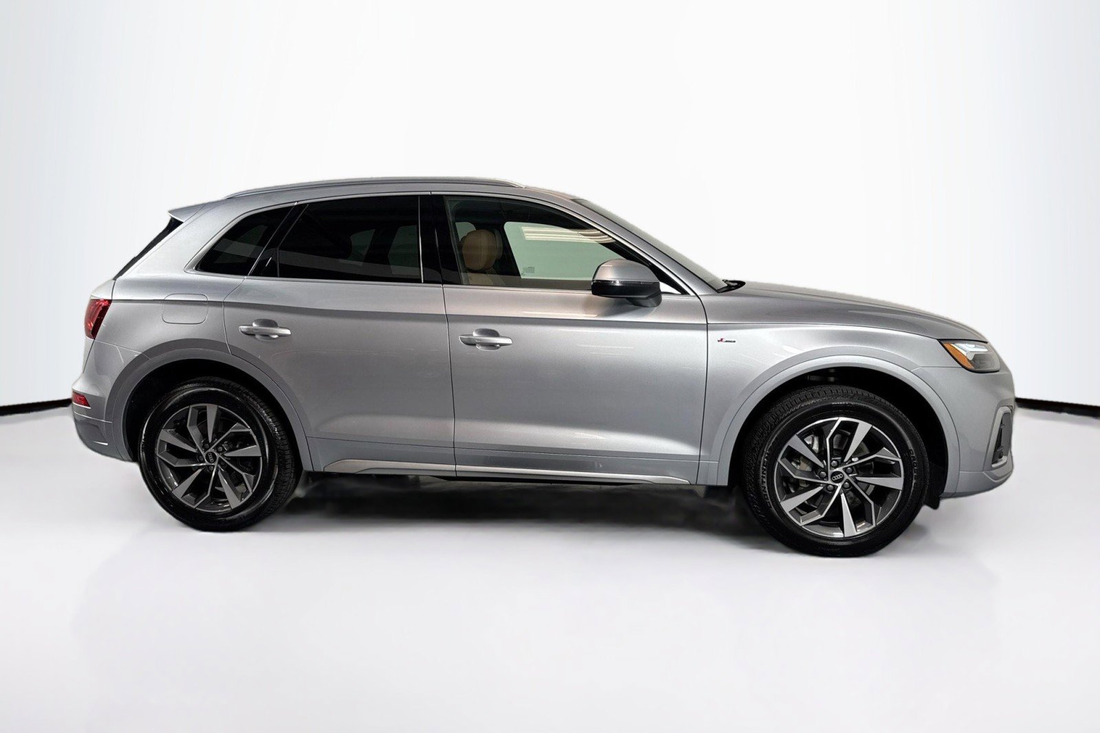 Used 2022 Audi Q5 2.0T Premium w/ Convenience Package image 4