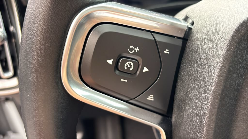 Certified 2025 Volvo XC40 B5 Plus w/ Climate Package AWD/4WD image 17