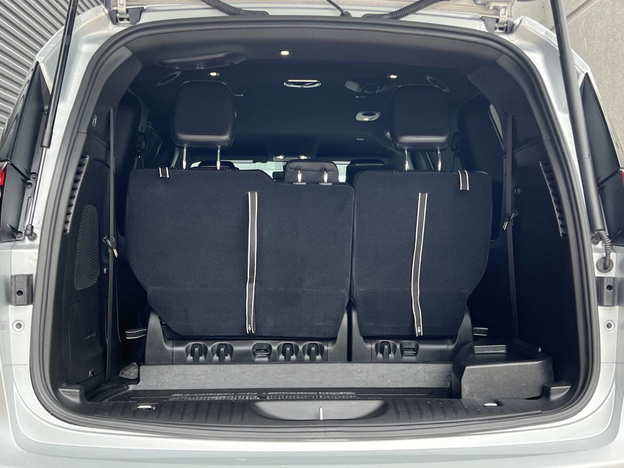 Used 2023 Chrysler Pacifica Touring-L w/ Uconnect Theater Family Group image 40