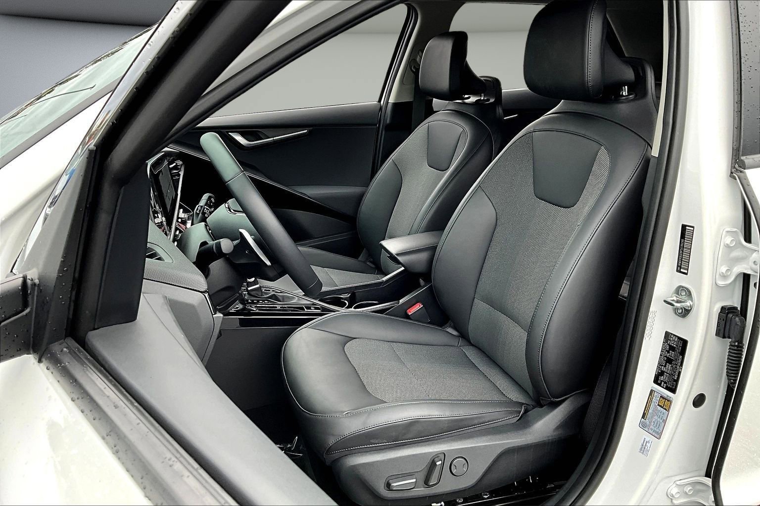 Used 2023 Kia Niro EX image 20