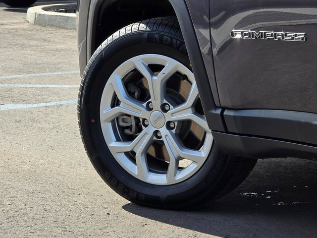 Used 2024 Jeep Compass Latitude image 8