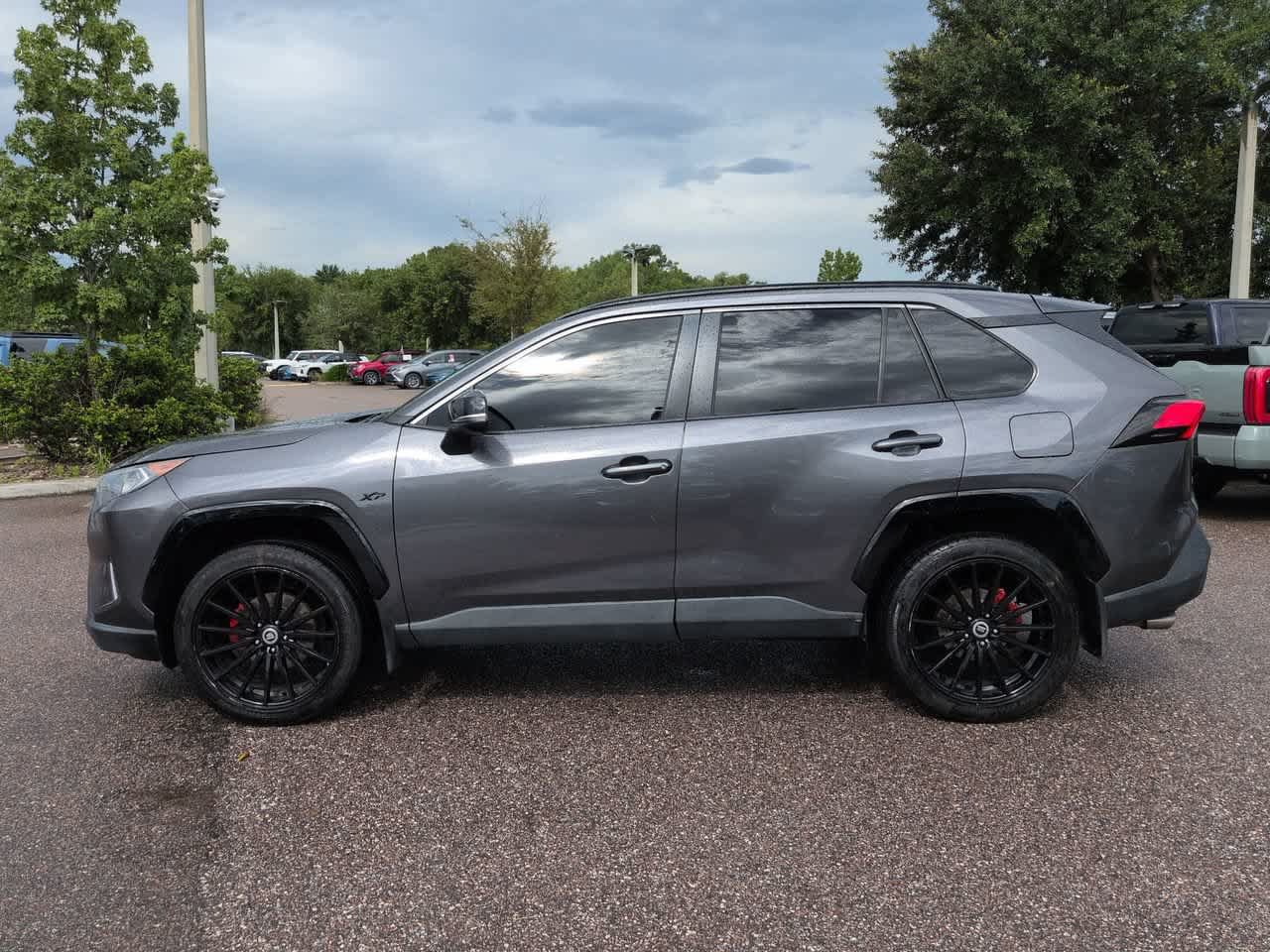 Used 2021 Toyota RAV4 XLE w/ Convenience Package FWD image 3