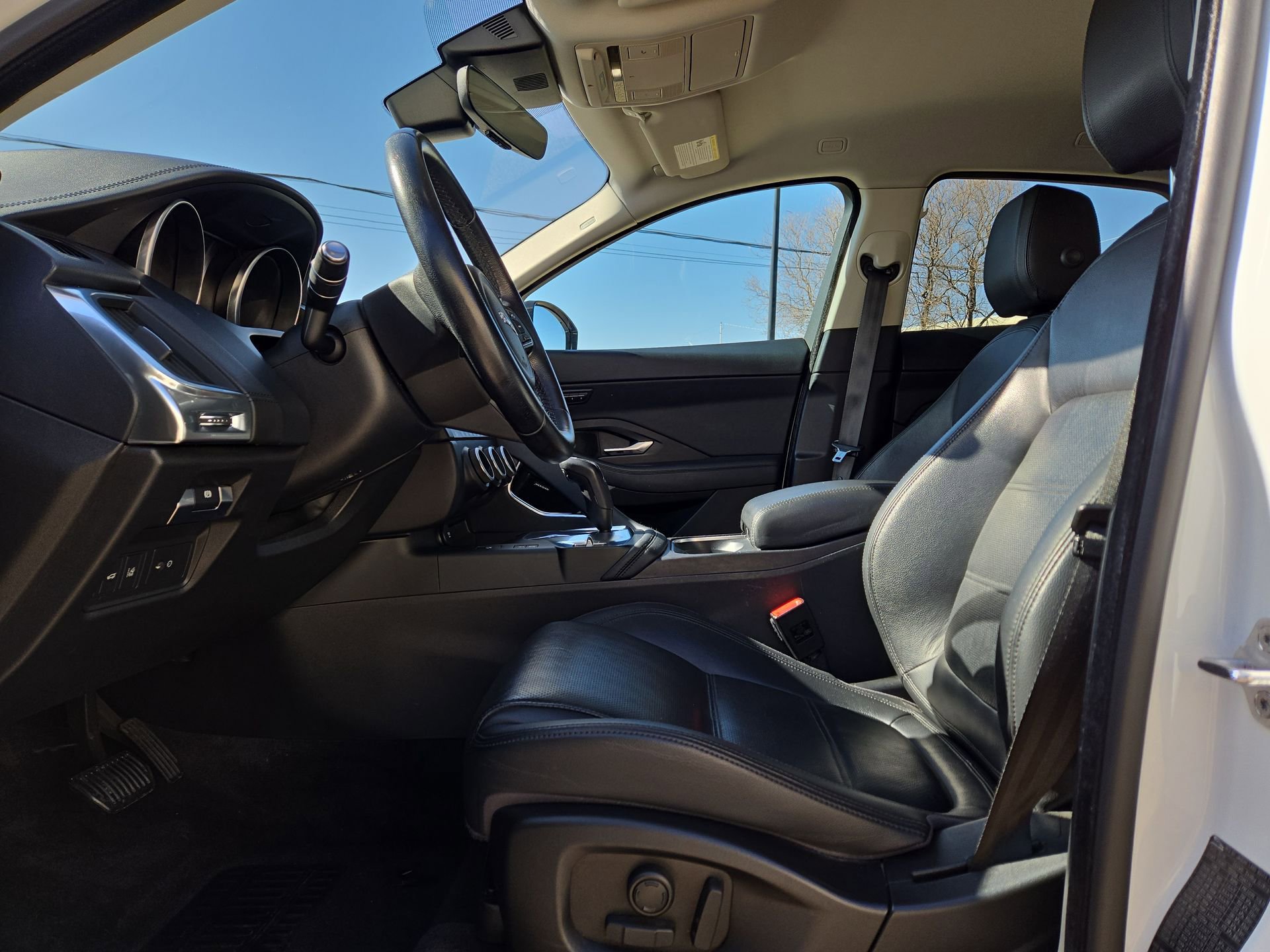 Used 2020 Jaguar E-PACE SE image 16