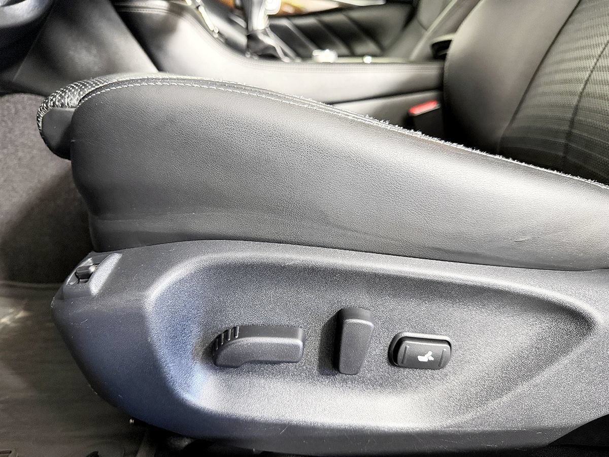 Used 2015 INFINITI Q50 w/ Deluxe Touring Package RWD image 34