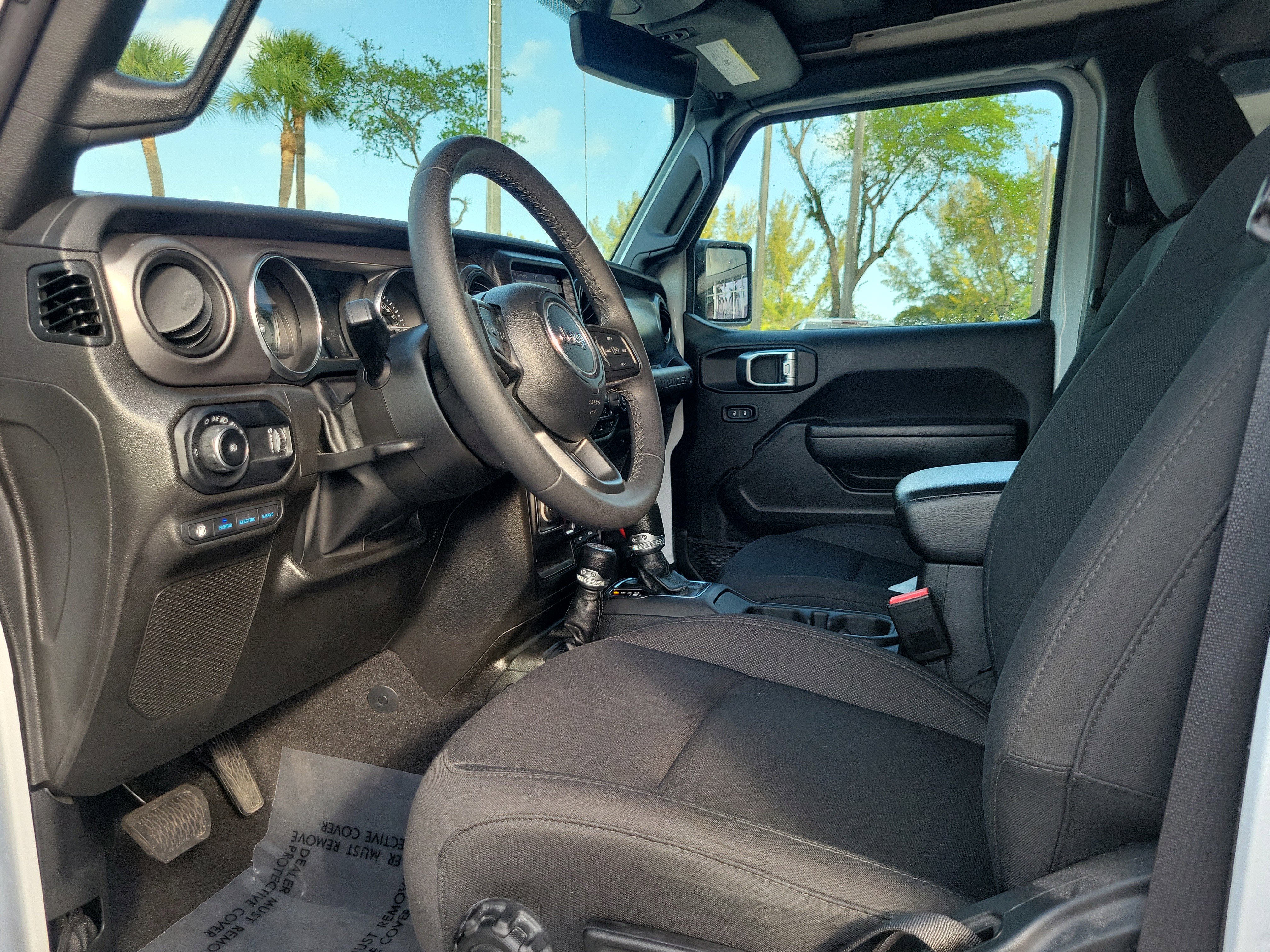 Used 2023 Jeep Wrangler Unlimited w/ Sun & Screen Package image 9