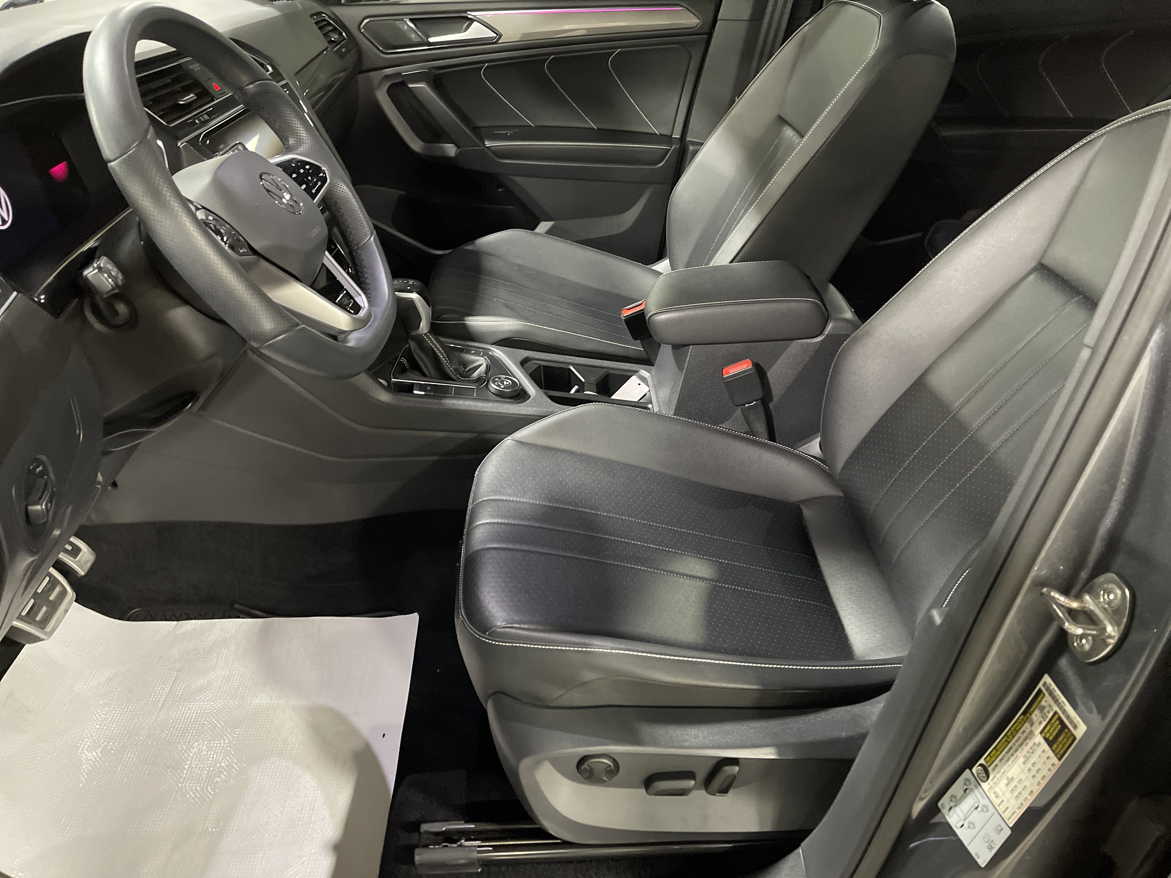 Used 2022 Volkswagen Tiguan SE R-Line image 10