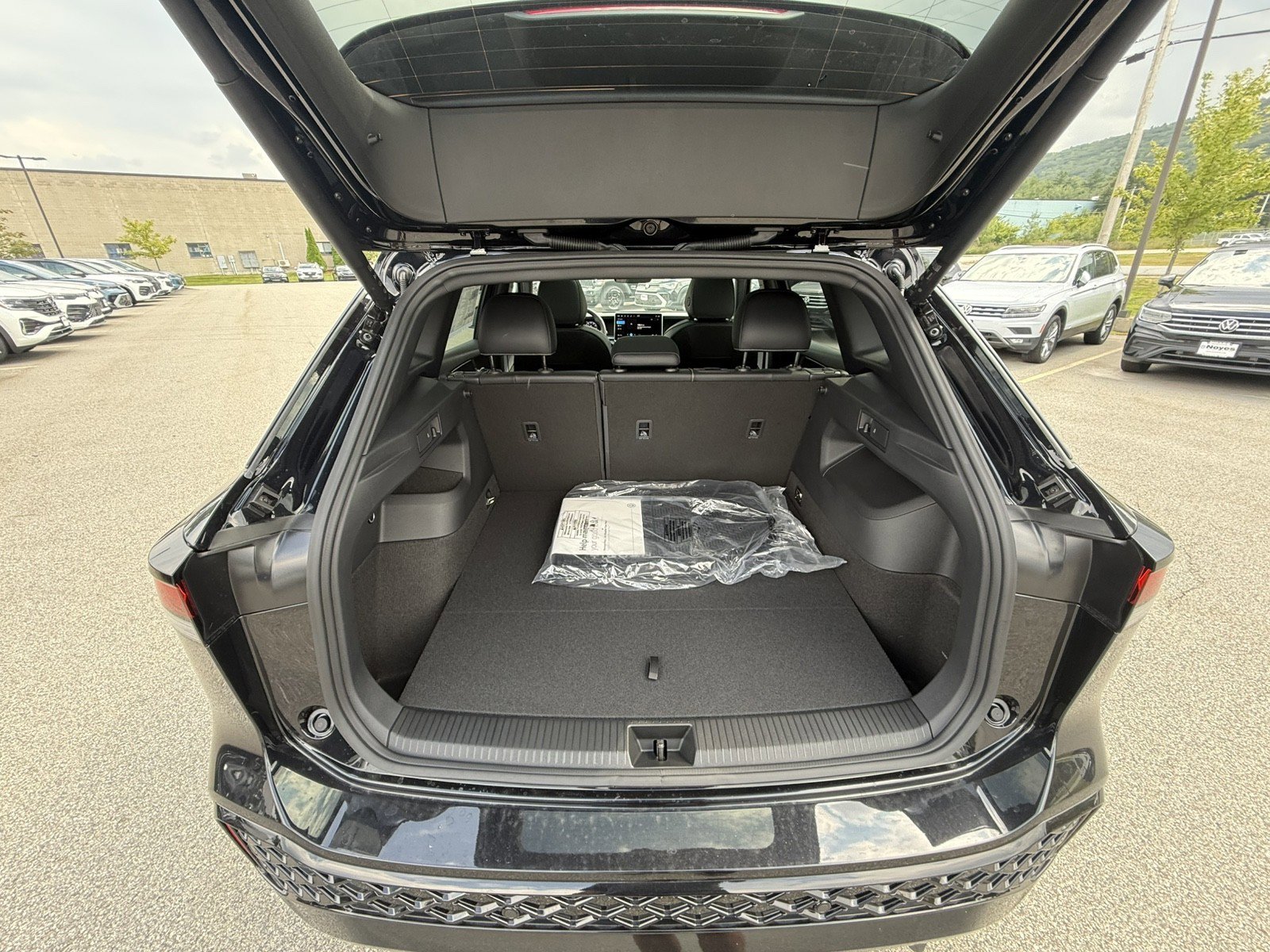 New 2025 Volkswagen Tiguan SE R-Line image 21