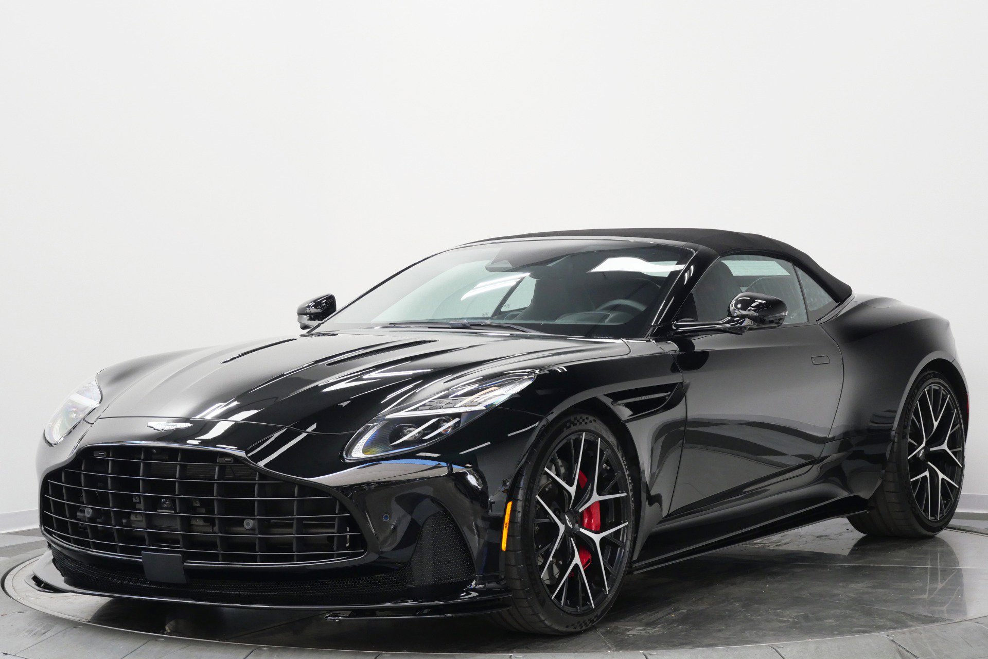 Used 2025 Aston Martin DB12 Convertible RWD image 5