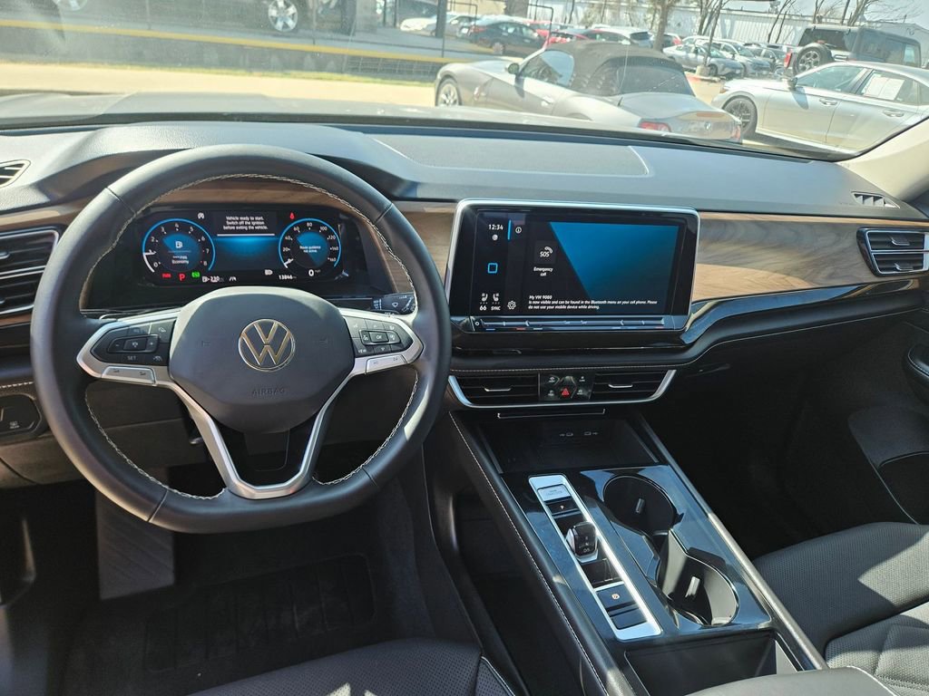 Used 2025 Volkswagen Atlas SE image 16