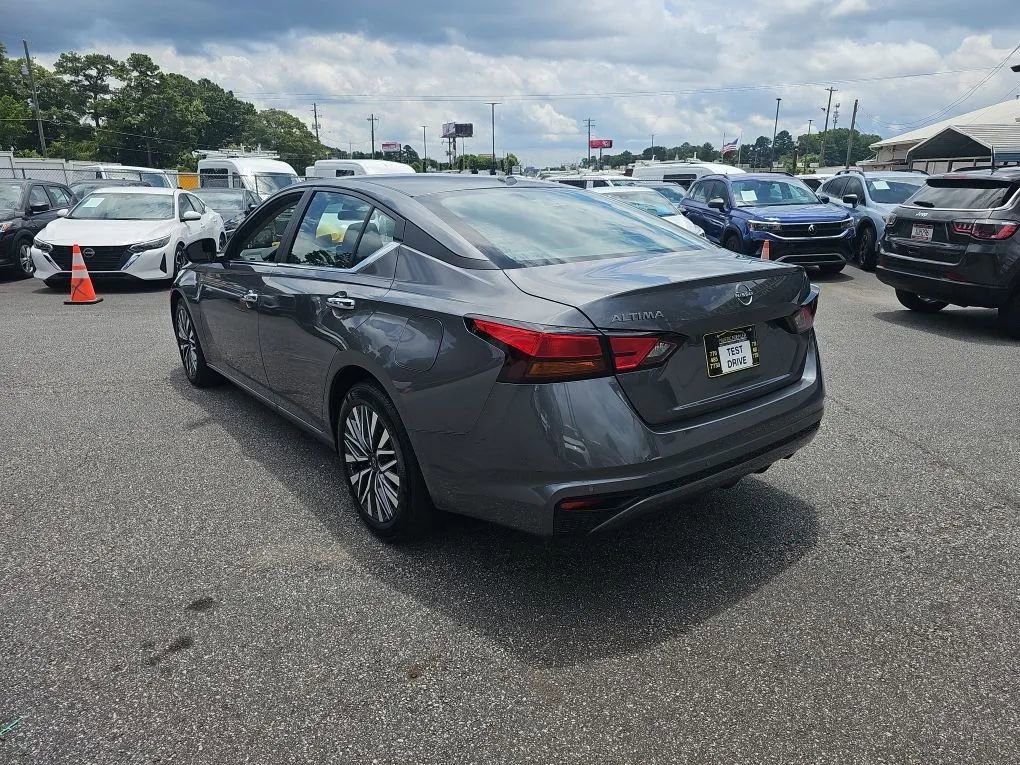 Used 2025 Nissan Altima 2.5 SV FWD image 3