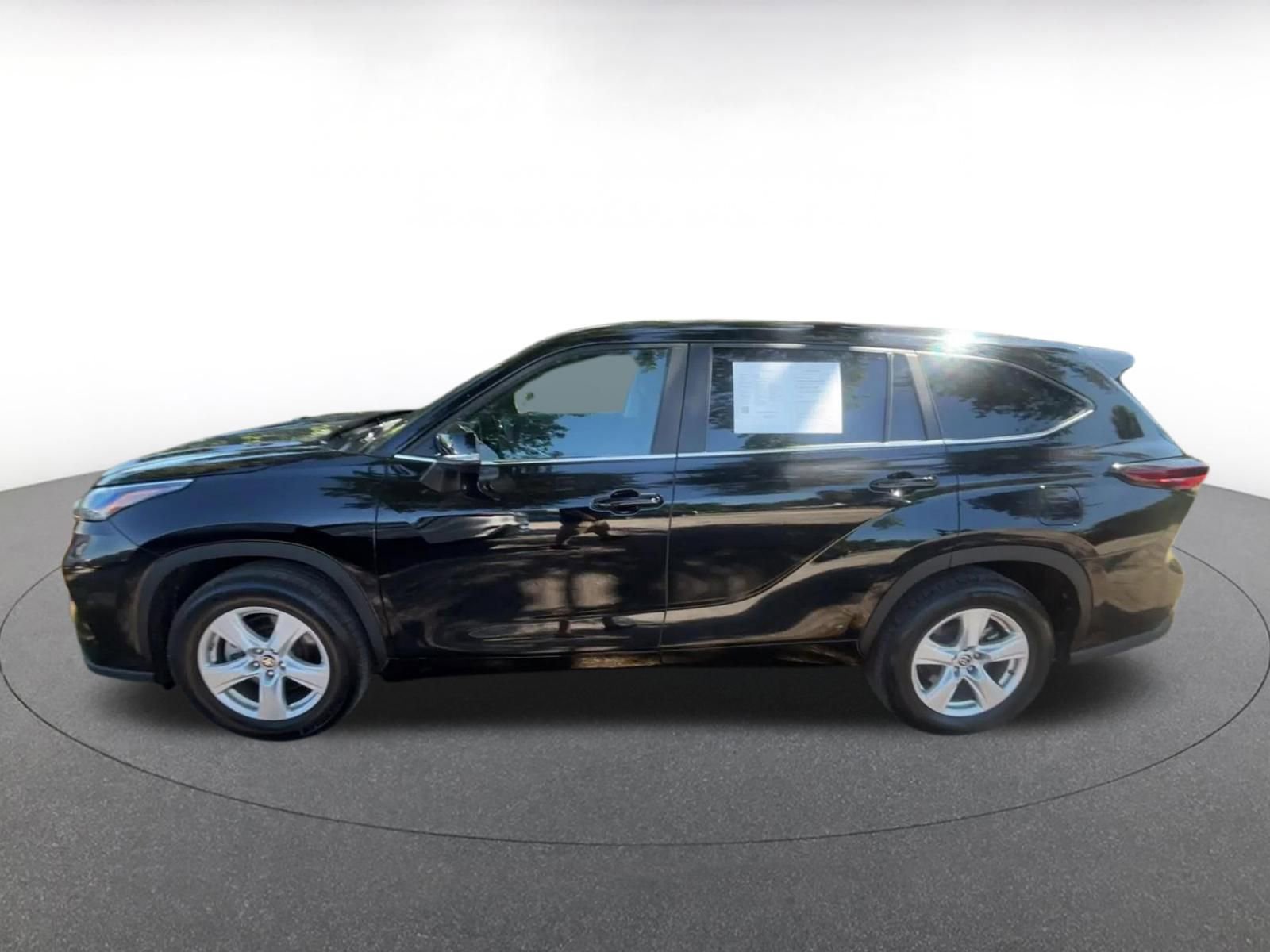 Used 2025 Toyota Highlander LE FWD image 9