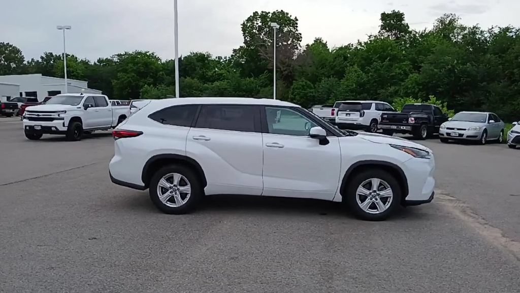 Used 2024 Toyota Highlander LE FWD image 9