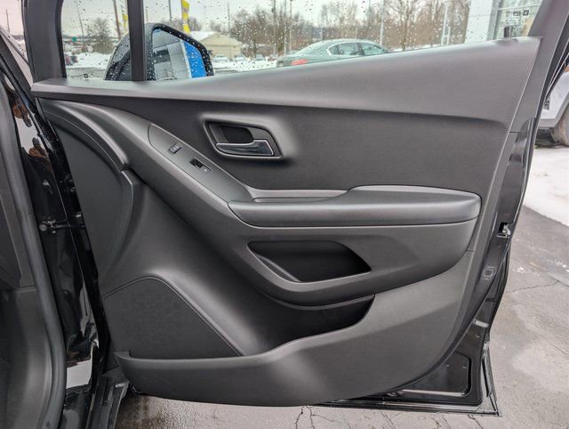 Used 2022 Chevrolet Trax LT w/ LT Convenience Package image 13