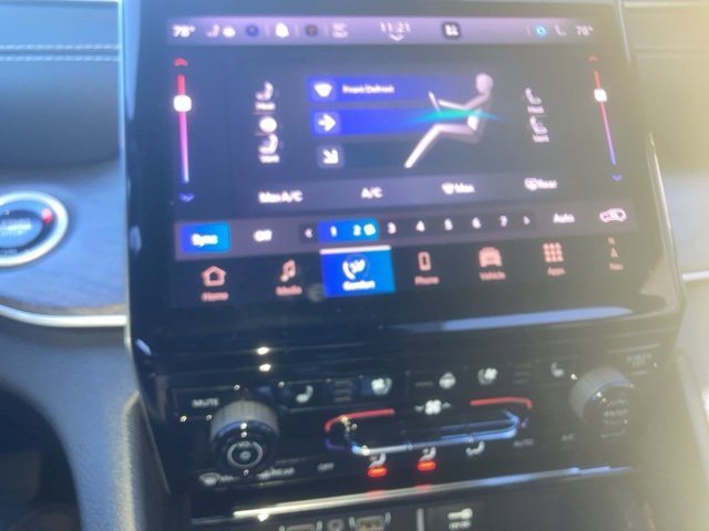 Used 2025 Jeep Grand Cherokee Limited w/ Luxury Tech Group II image 9