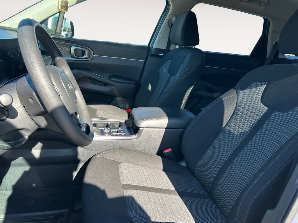 Used 2025 Kia Sorento LX image 9