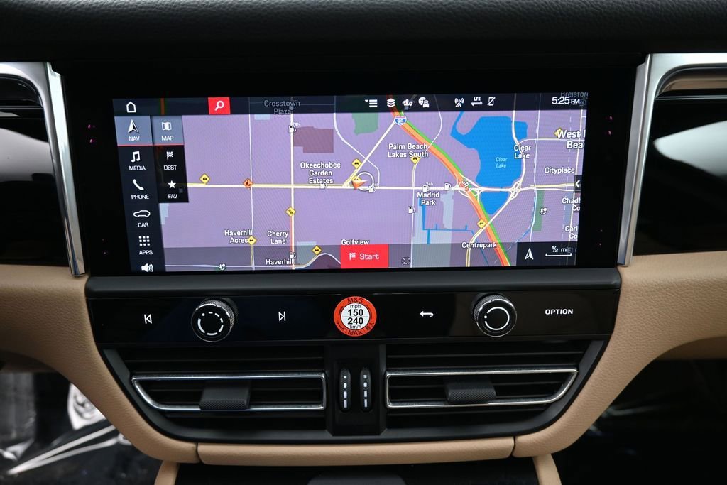 Certified 2025 Porsche Macan AWD/4WD image 22