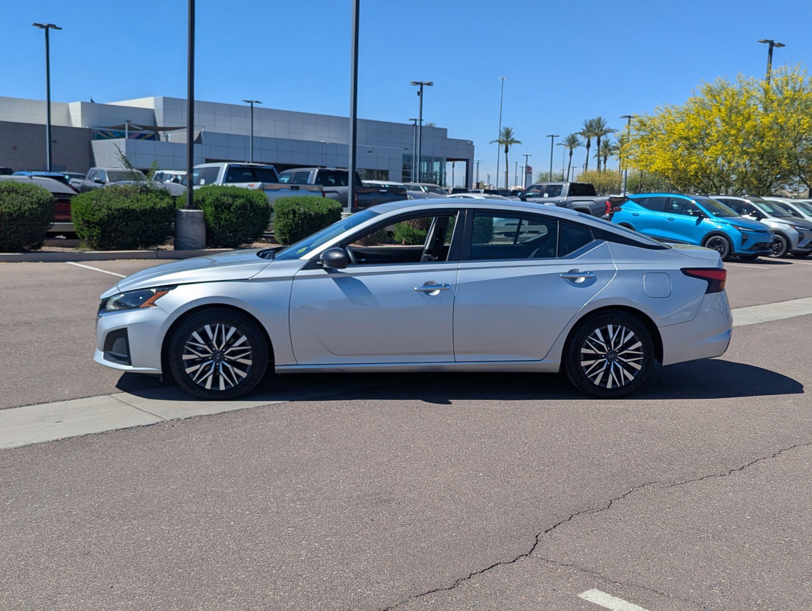 Used 2024 Nissan Altima 2.5 SV image 2