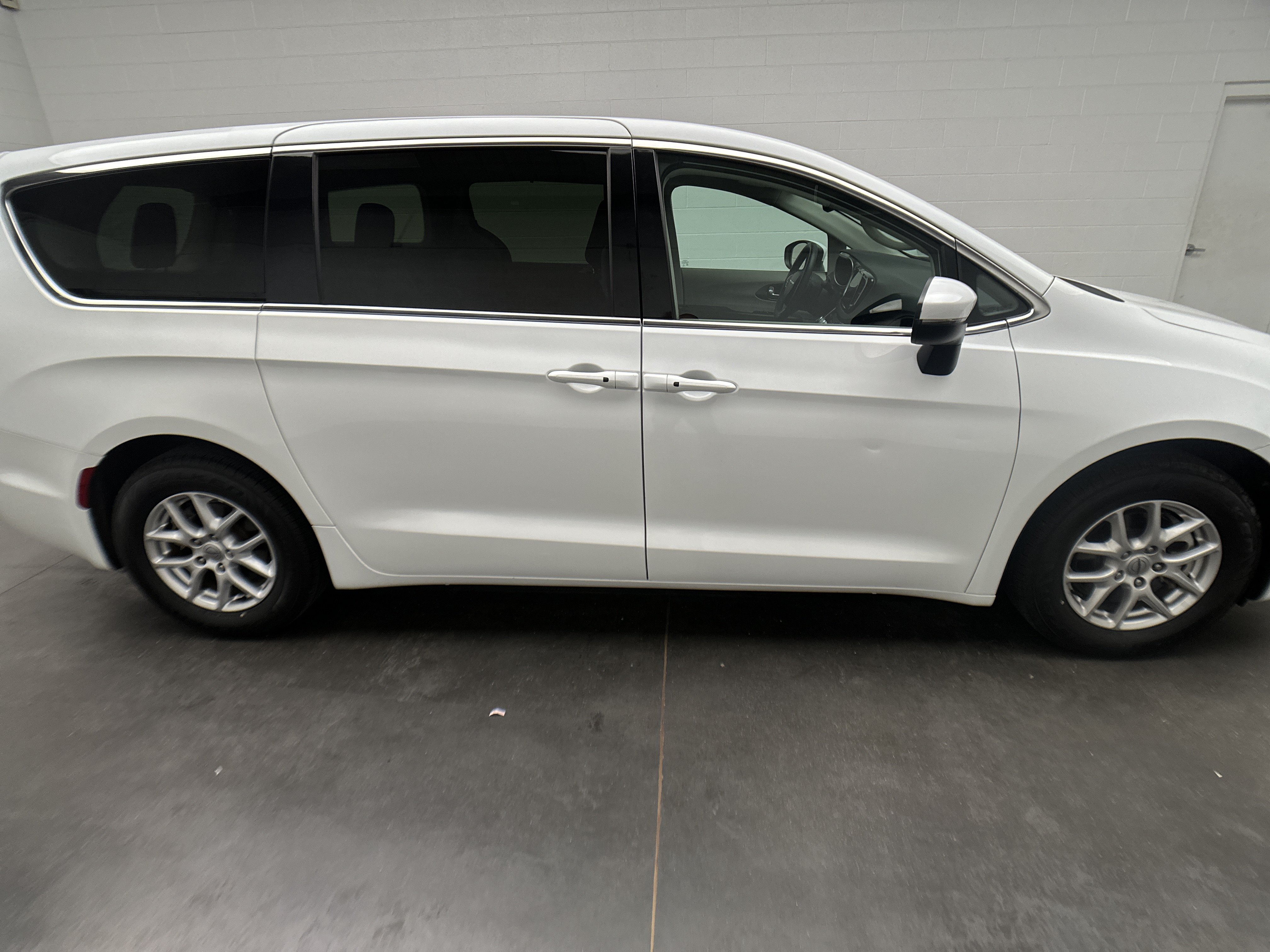 Used 2023 Chrysler Pacifica Touring-L FWD image 10