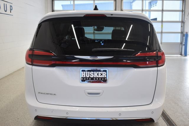 Used 2024 Chrysler Pacifica Touring-L FWD image 11