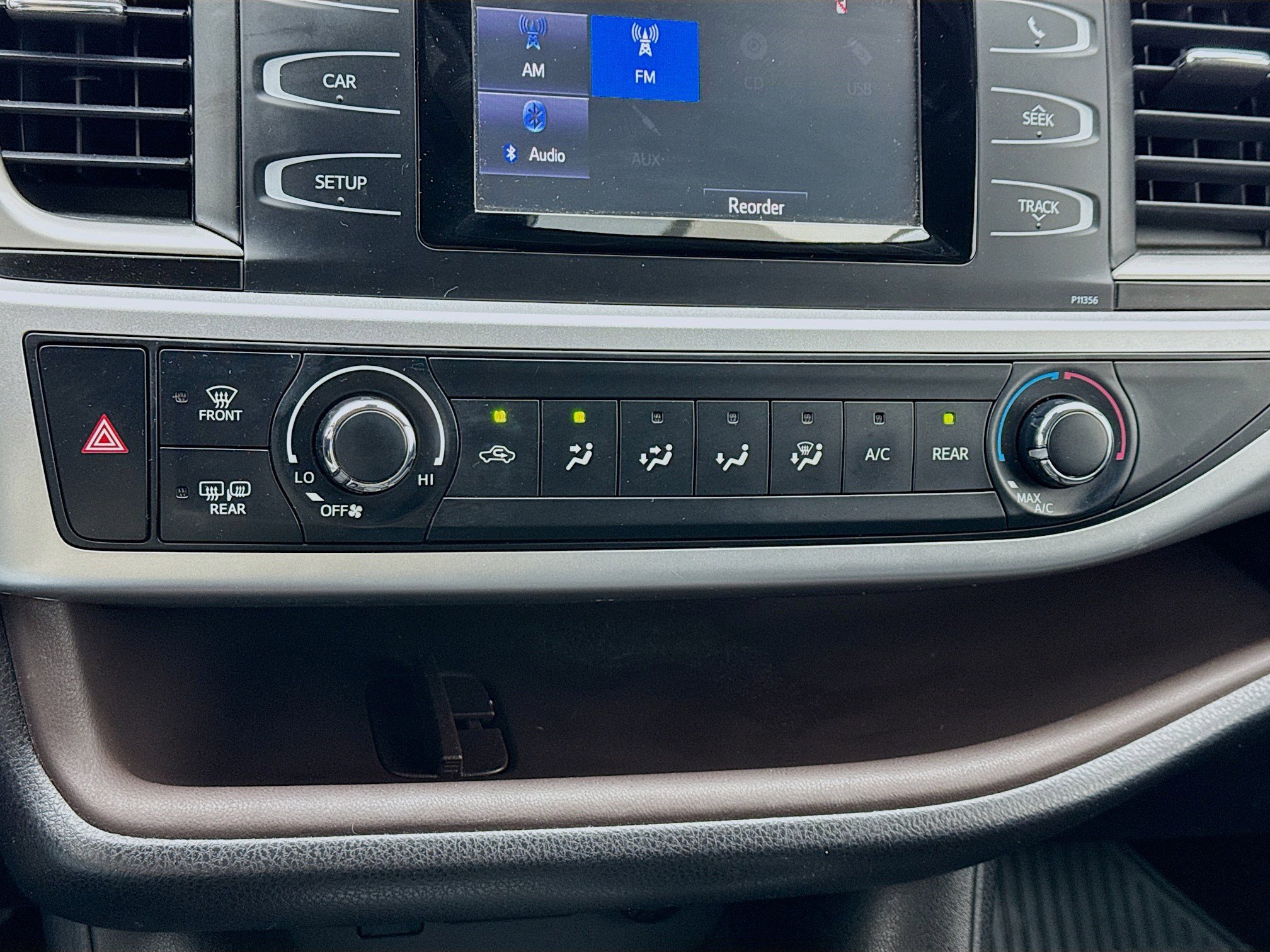 Used 2018 Toyota Highlander LE image 12