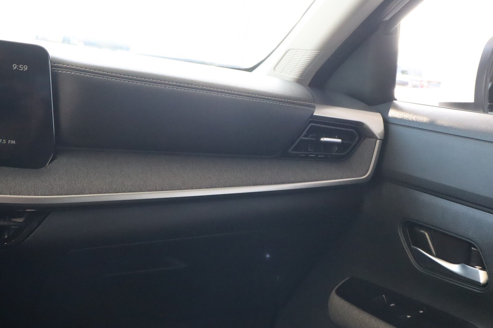 Used 2025 Nissan Kicks SV FWD image 31