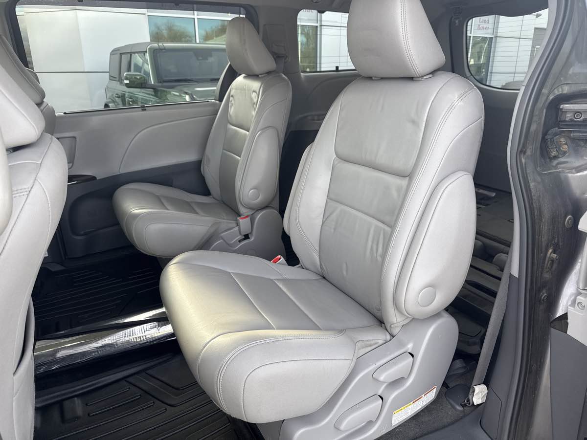 Used 2015 Toyota Sienna XLE image 15