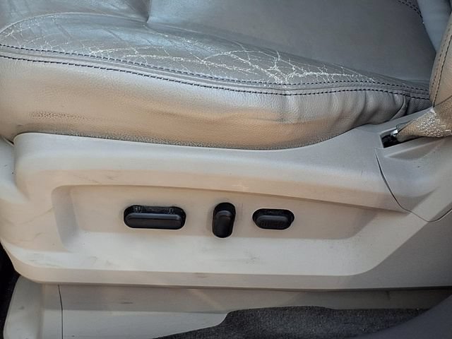 Used 2013 Ford Edge Limited w/ Driver Entry Pkg FWD image 4