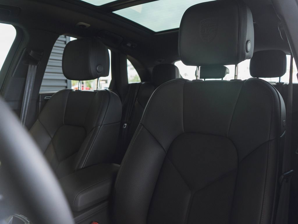 New 2025 Porsche Macan image 4