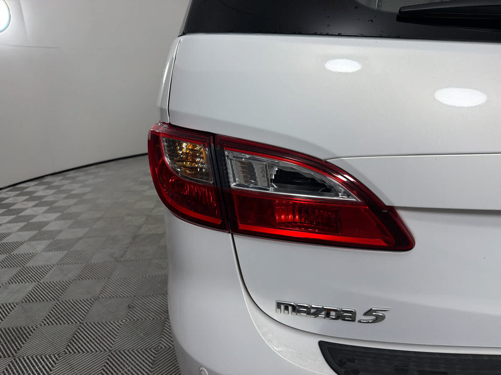 Used 2014 MAZDA MAZDA5 Touring w/ Moonroof & Audio Package FWD image 10