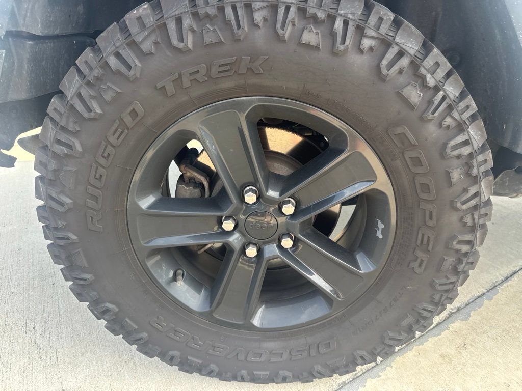 Used 2022 Jeep Wrangler Unlimited Sahara AWD/4WD image 13
