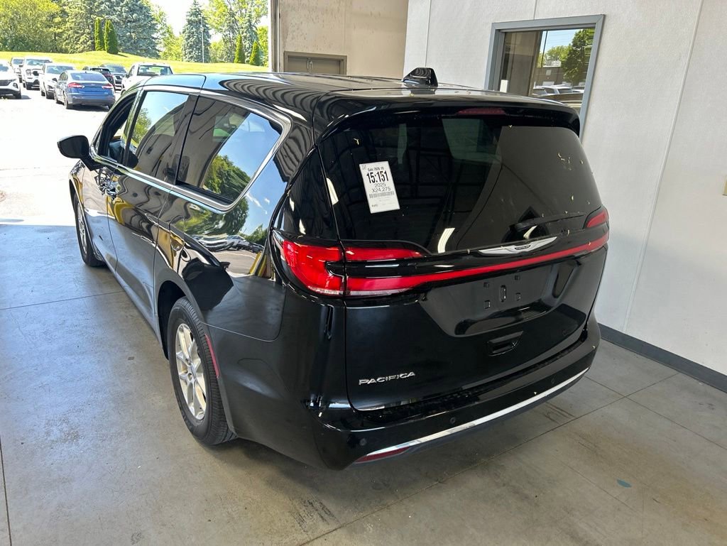Used 2025 Chrysler Pacifica Select FWD image 5