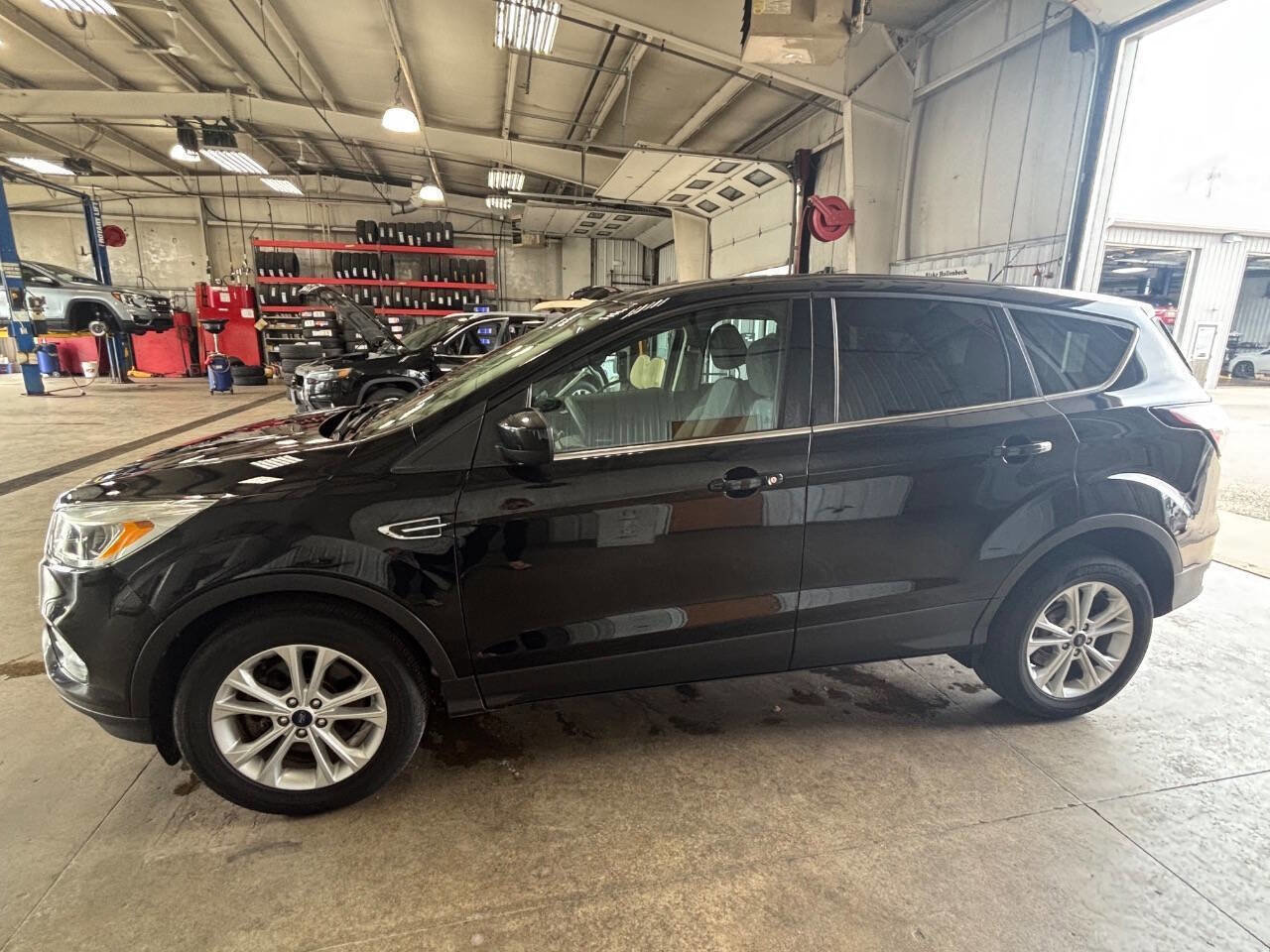 Used 2017 Ford Escape SE AWD/4WD image 1