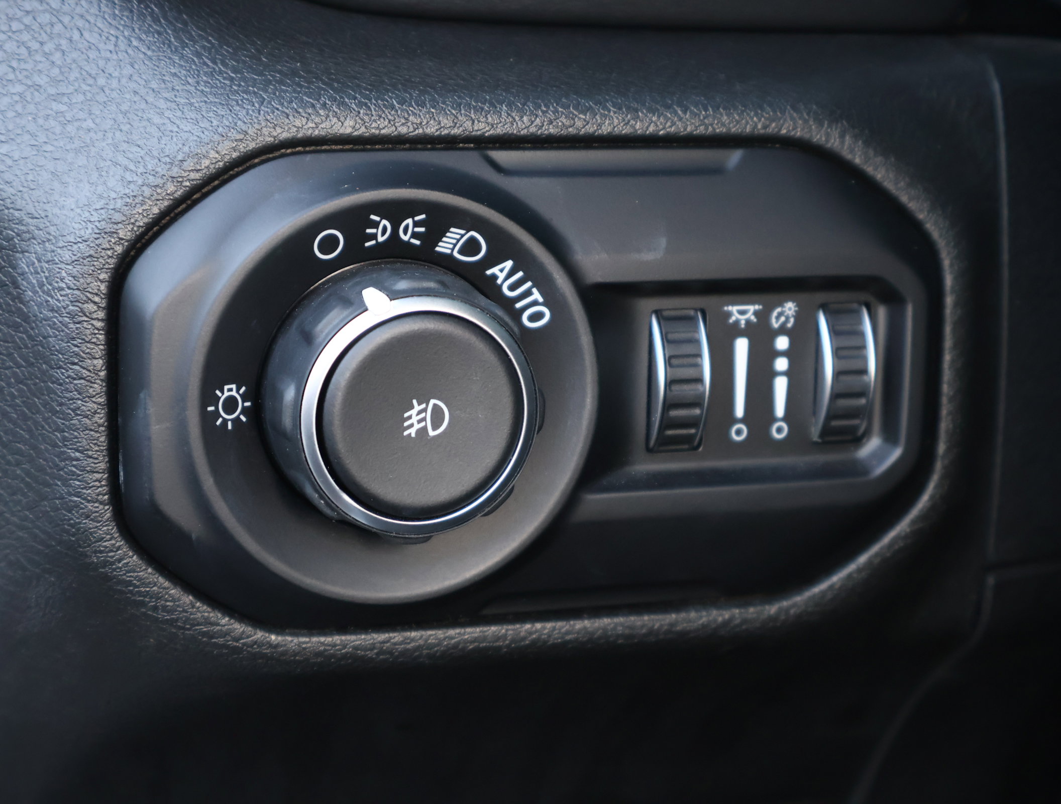 Used 2018 Jeep Wrangler Unlimited Sahara image 9