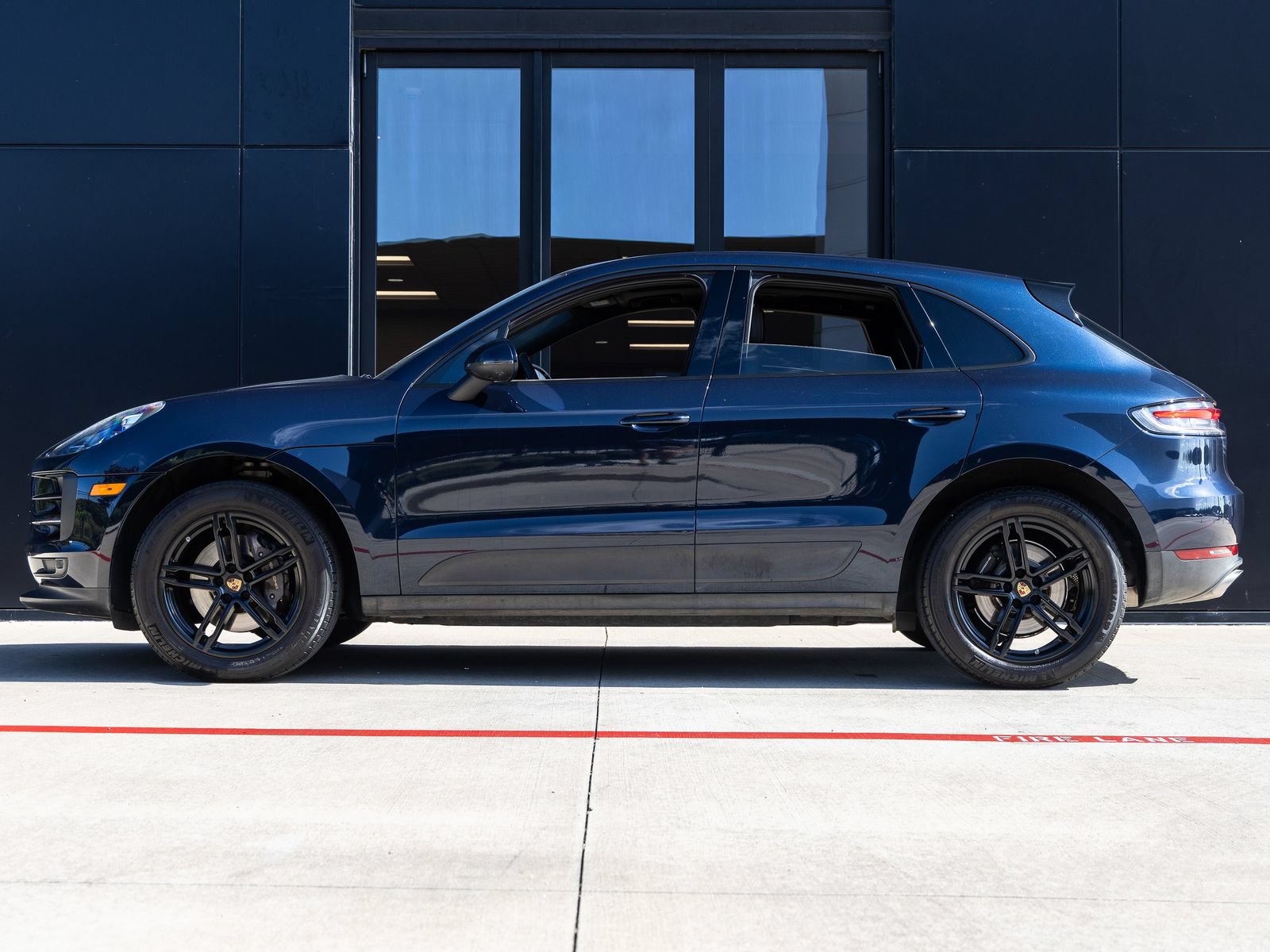 Certified 2021 Porsche Macan AWD/4WD image 2