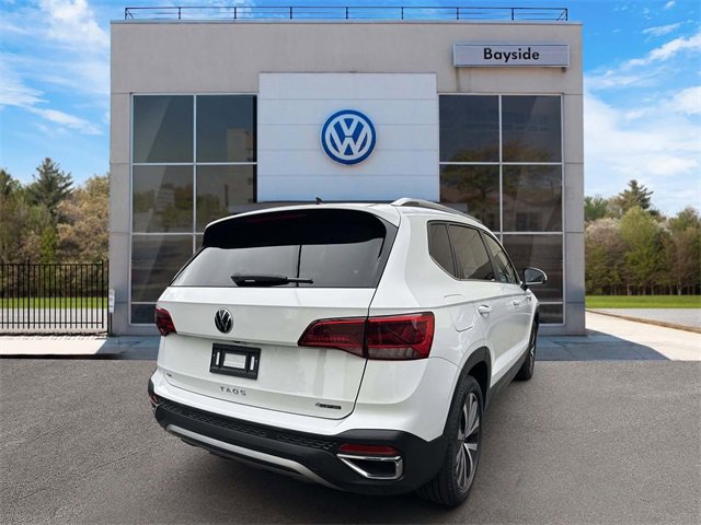 Certified 2022 Volkswagen Taos SE w/ Panoramic Sunroof Package image 2