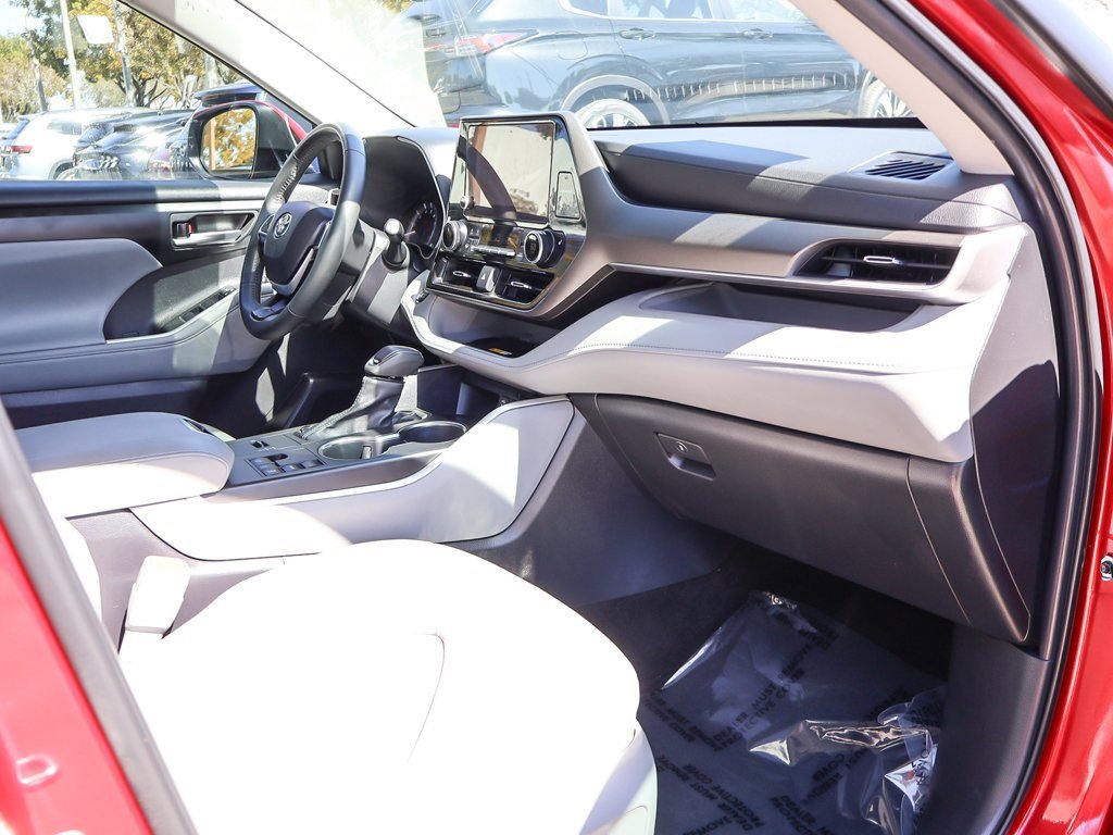 Used 2023 Toyota Highlander XLE image 28