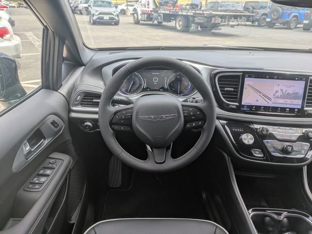 New 2026 Chrysler Pacifica Limited image 13