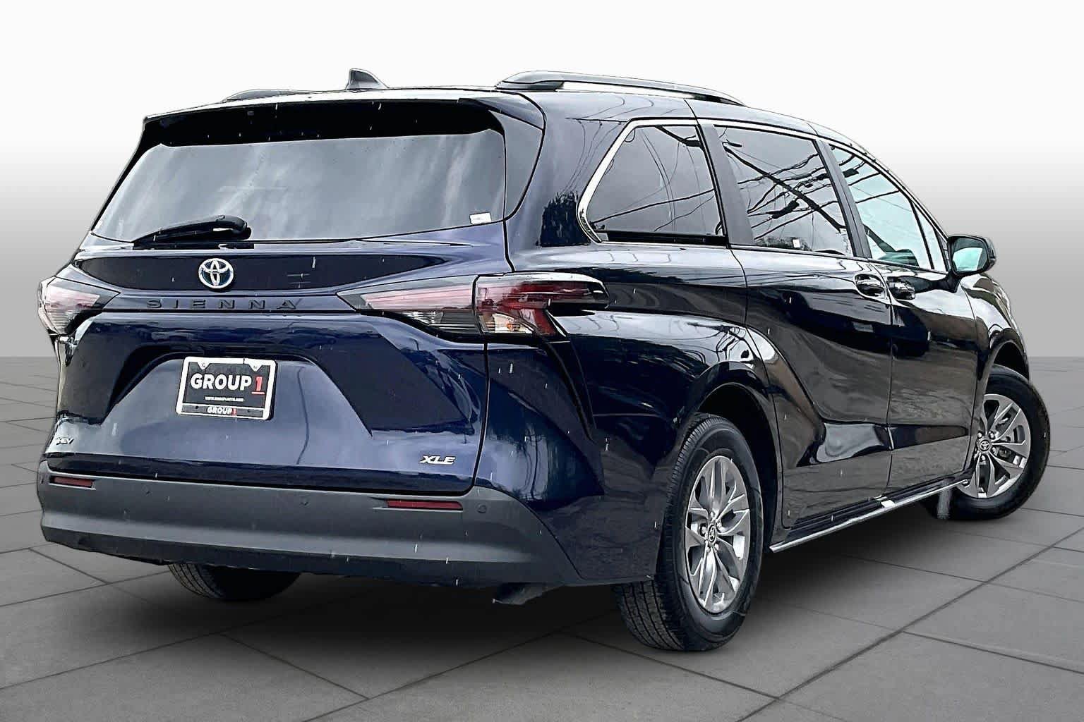 Used 2025 Toyota Sienna XLE FWD image 13