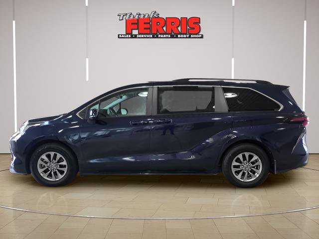 Used 2023 Toyota Sienna LE image 2