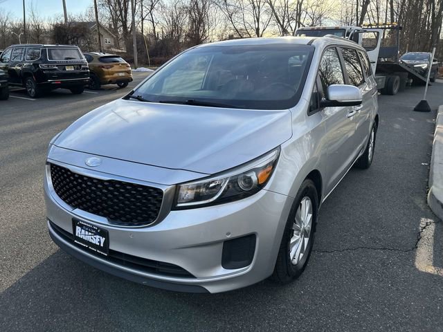 Used 2017 Kia Sedona LX w/ LX Essentials Premium Package image 4