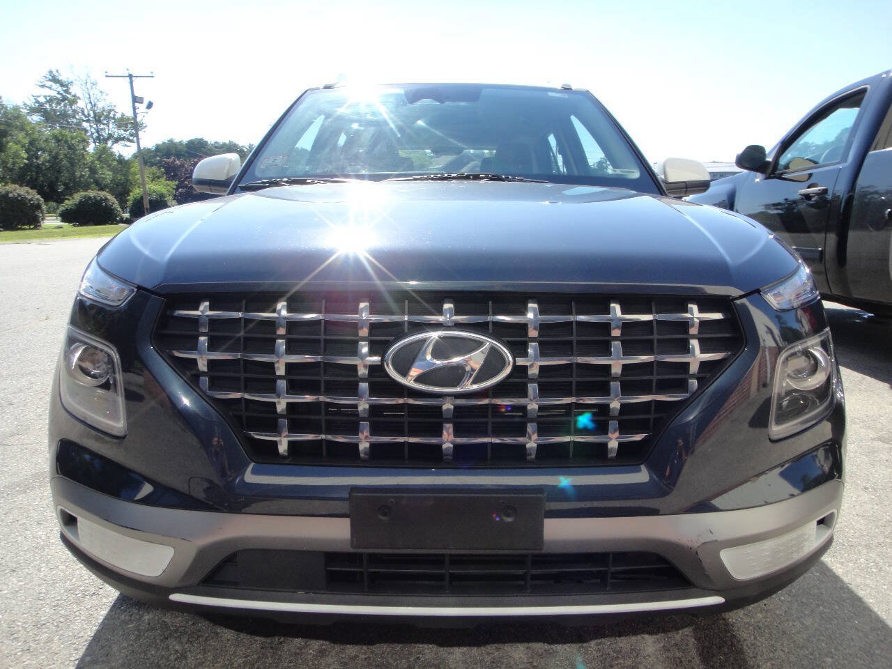 Used 2023 Hyundai Venue Limited FWD image 2