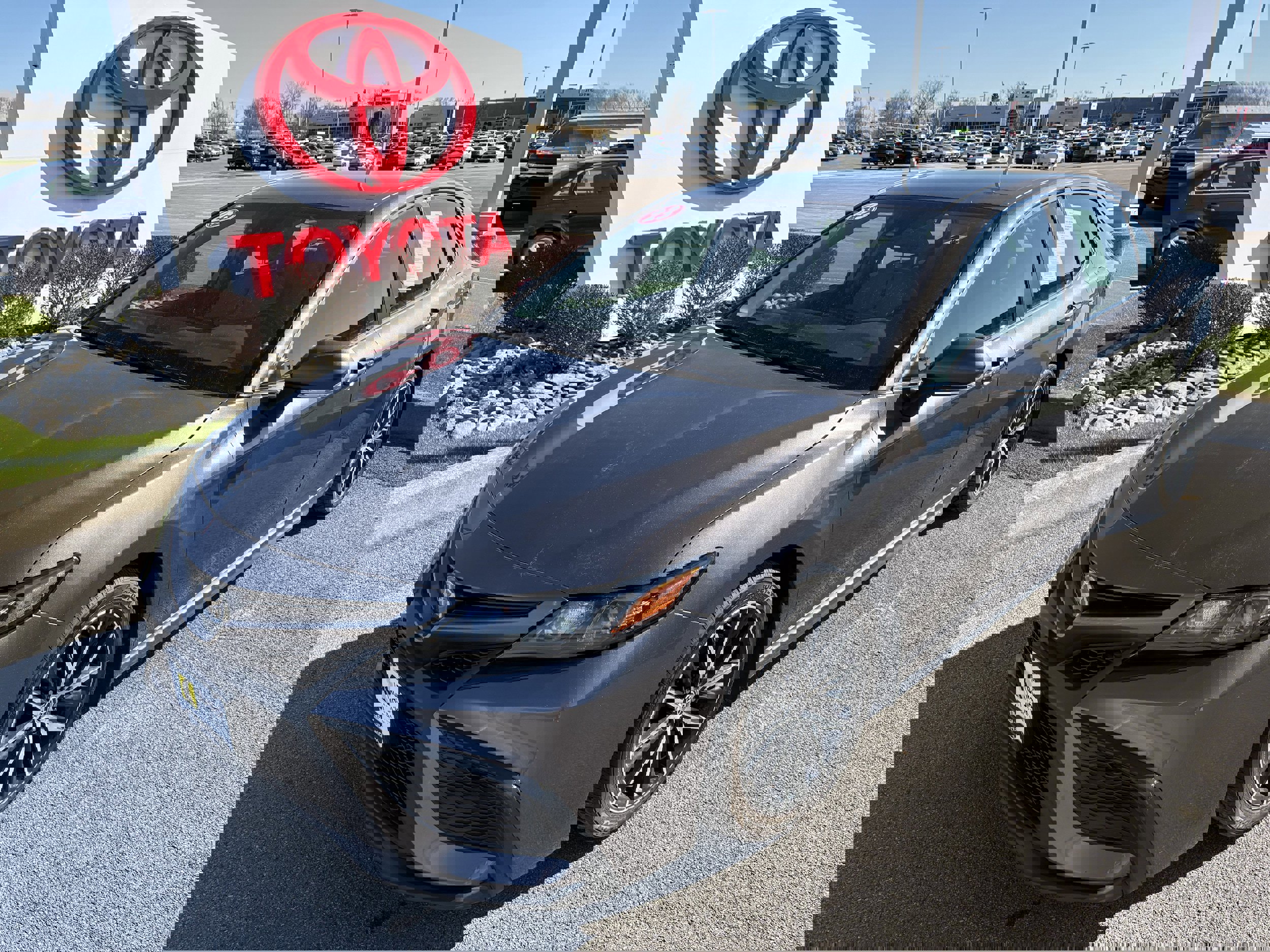 Used 2023 Toyota Camry SE image 1
