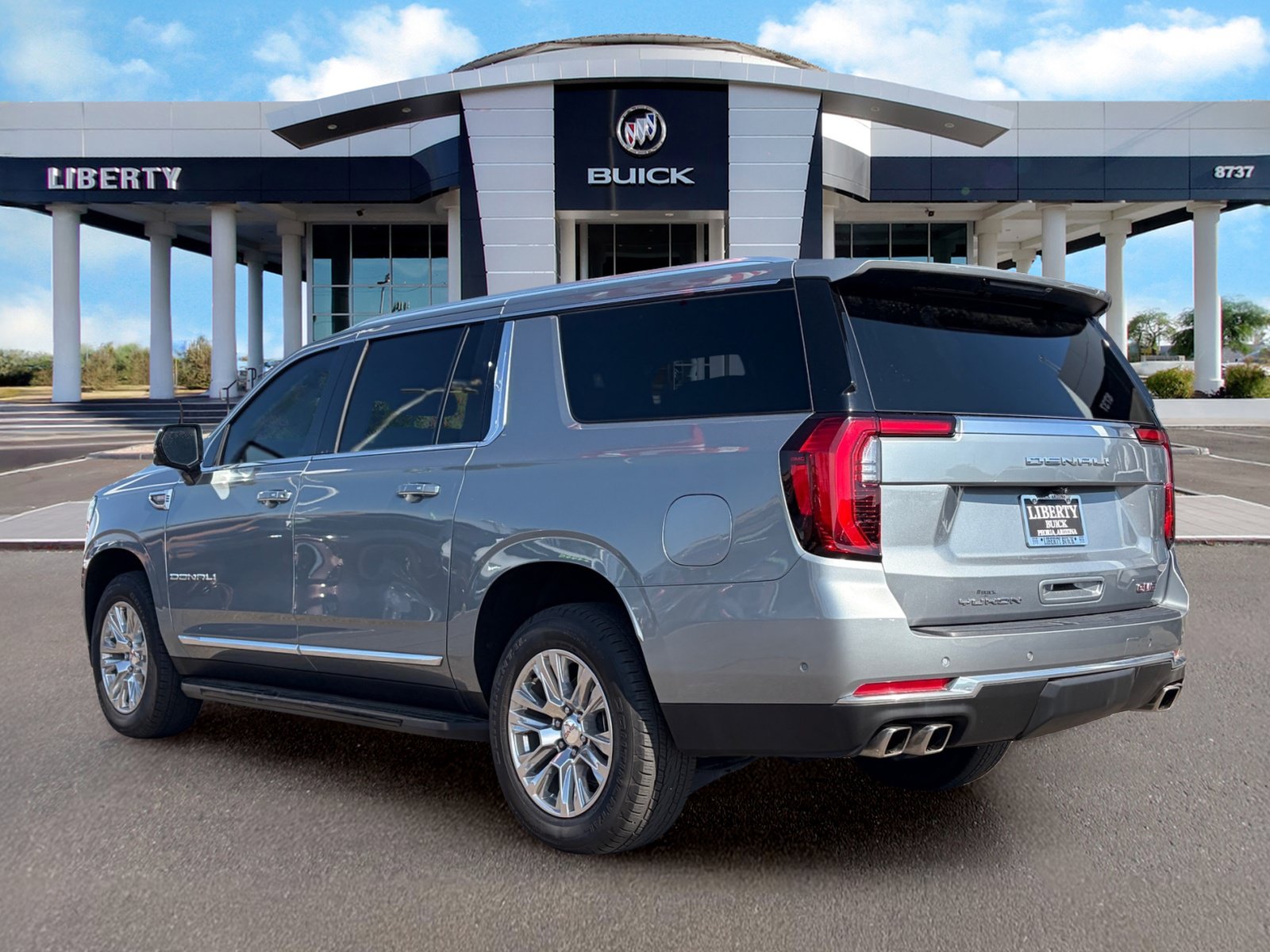 Used 2025 GMC Yukon XL Denali RWD image 6