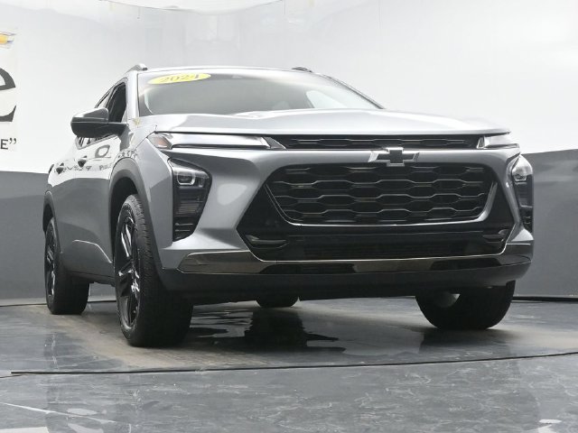 Used 2024 Chevrolet Trax ACTIV w/ Sunroof Package FWD image 3