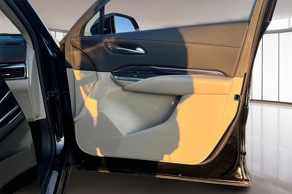 Used 2023 Cadillac XT4 Luxury w/ Cold Weather Package image 19